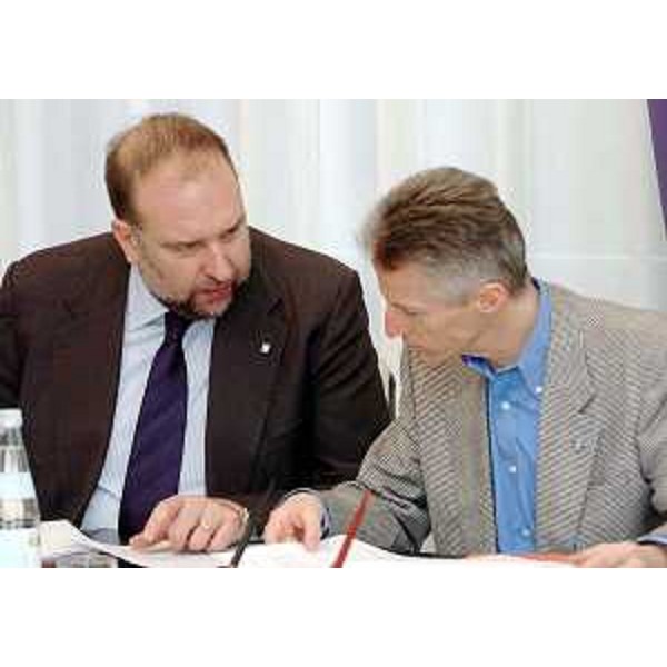 Cosolini (Assessore regionale Lavoro) e Illy (Presidente FVG) nel corso della riunione di Giunta, a Trieste. (Trieste 24/03/05)