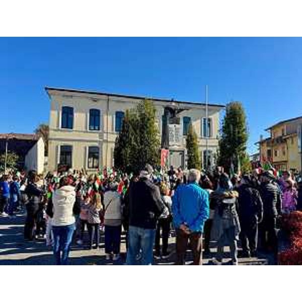 Le persone accorse alla cerimonia in occasione della Giornata dell'Unità nazionale e delle Forze armate - Le persone accorse alla cerimonia in occasione della Giornata dell'Unità nazionale e delle Forze armate