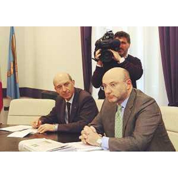 Baggi (Direttore ARC) e Bertossi (Assessore regionale Attività produttive) in conferenza stampa al termine della riunione di Giunta, a Trieste. (Trieste 24/03/05)
