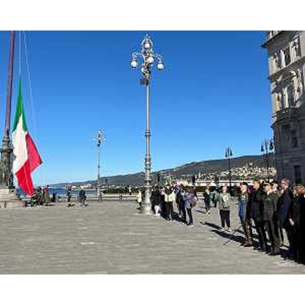 L'assessore regionale Pierpaolo Roberti alla cerimonia del 4 novembre tenutasi a Trieste - L'assessore regionale Pierpaolo Roberti alla cerimonia del 4 novembre tenutasi a Trieste