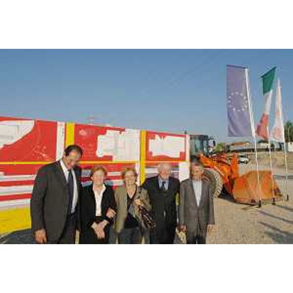 Riccardo Illy (Presidente Regione Friuli Venezia Giulia) con Giancarlo Galan (Presidente Regione Veneto), Giuseppe Ramonda (Presidente del Gruppo Commerciale), Maria Ramonda e Ginetta Ramonda ritratti in occasione della prima pietra del nuovo complesso commerciale del gruppo Sorelle Ramonda. (Ronchi dei Legionari 11/10/06)