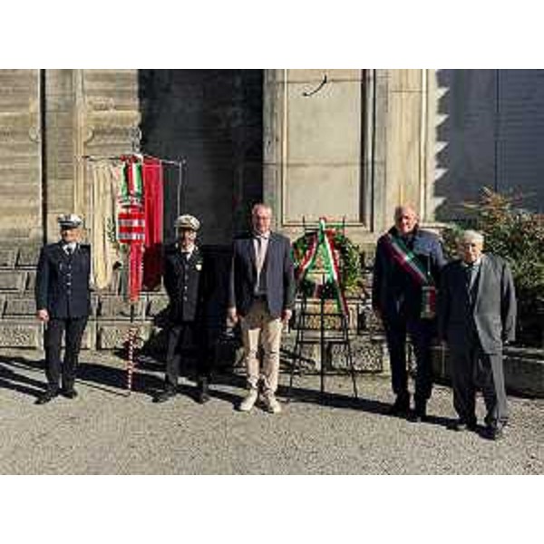 Il presidente del Cr Fvg, Mauro Bordin, con le altre autorità per il 4 novembre a Mortegliano - Il presidente del Cr Fvg, Mauro Bordin, con le altre autorità per il 4 novembre a Mortegliano