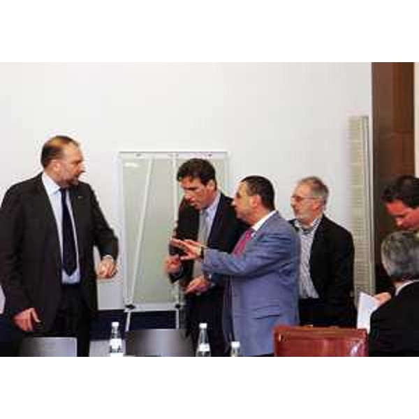 Cosolini (Assessore regionale Lavoro, Formazione, Università e Ricerca) nel corso della riunione di concertazione sulla nuova legge per l'innovazione. (Trieste 24/03/05)
