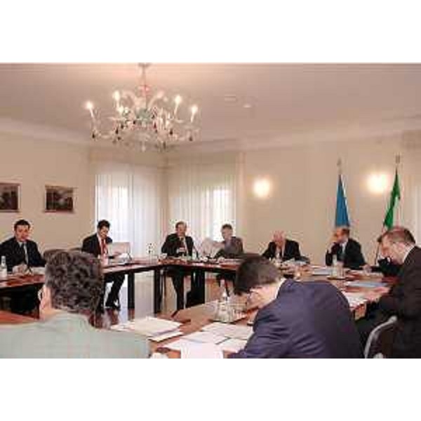 Illy (Presidente FVG) presiede la Giunta regionale riunita a Villa Manin di Passariano. (Passariano 01/04/05)