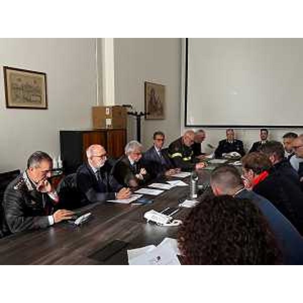 Lassessore regionale con delega alla Protezione Civile Riccardo Riccardi al tavolo in Prefettura - Lassessore regionale con delega alla Protezione Civile Riccardo Riccardi al tavolo in Prefettura