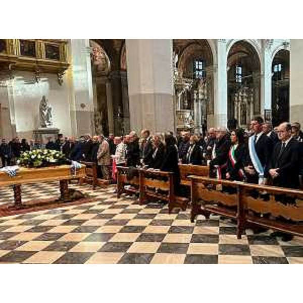 Il vicegovernatore e assessore allo Sport Mario Anzil (primo a destra nella foto) alle esequie di Giovanni Galeone. - Il vicegovernatore e assessore allo Sport Mario Anzil (primo a destra nella foto) alle esequie di Giovanni Galeone.