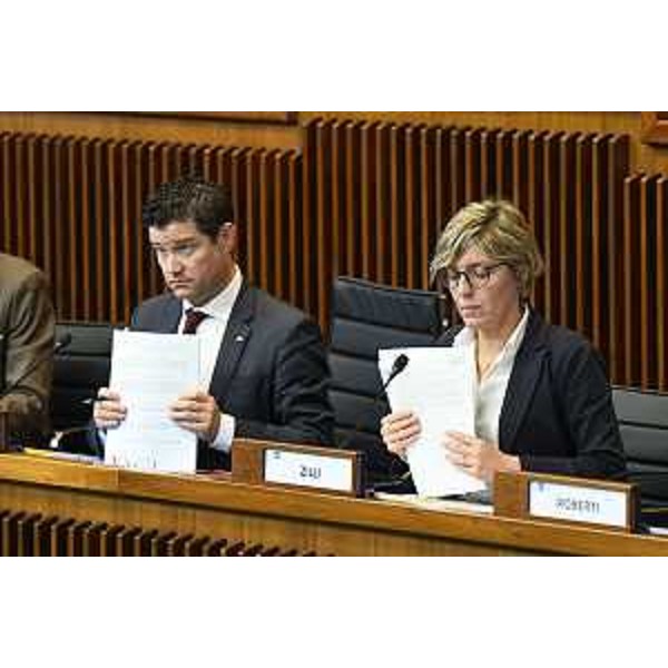 Il presidente della I Commissione, Markus Maurmair (FdI), e l'assessore regionale alle Finanze, Barbara Zilli - Il presidente della I Commissione, Markus Maurmair (FdI), e l'assessore regionale alle Finanze, Barbara Zilli 