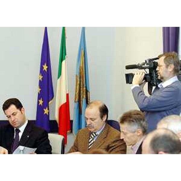 Iacop (Assessore regionale Relazioni internazionali), Moretton (Vicepresidente FVG e Assessore regionale Ambiente) e Illy (Presidente FVG) nel corso della Giunta regionale. (Trieste 21/01/05)