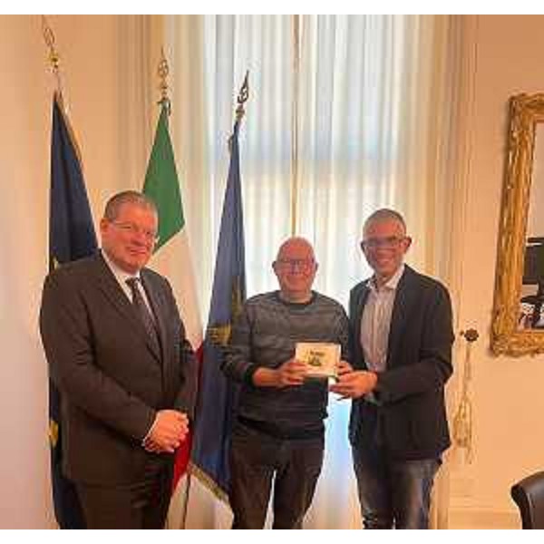 Lassessore regionale alle lingue minoritarie Pierpaolo Roberti nel palazzo della Regione con Thomas Velikonja, marito di Tina Forcic allultima edizione delle nozze carsiche, celebrate lo scorso 31 agosto a Monrupino-Repentabor. - Lassessore regionale alle lingue minoritarie Pierpaolo Roberti nel palazzo della Regione con Thomas Velikonja, marito di Tina Forcic allultima edizione delle nozze carsiche, celebrate lo scorso 31 agosto a Monrupino-Repentabor.