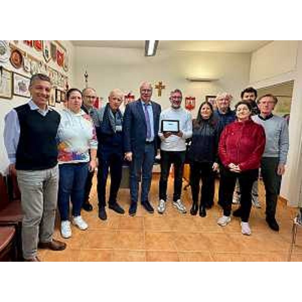 Il presidente del Cr Fvg, Mauro Bordin (al centro) con i vertici della sezione dell'Afds di San Giorgio di Nogaro e dell'amministrazione comunale - Il presidente del Cr Fvg, Mauro Bordin (al centro) con i vertici della sezione dell'Afds di San Giorgio di Nogaro e dell'amministrazione comunale