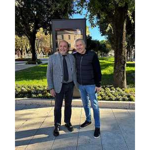 L'assessore regionale alle Attività produttive e turismo Sergio Emidio Bini con il sindaco di Monfalcone Luca Fasan davanti al nuovo totem - L'assessore regionale alle Attività produttive e turismo Sergio Emidio Bini con il sindaco di Monfalcone Luca Fasan davanti al nuovo totem