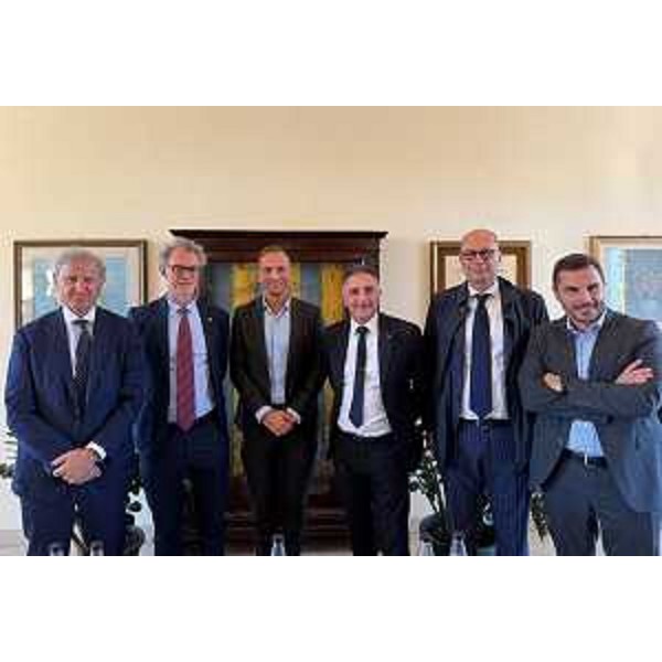 Foto di gruppo al termine della presentazione del progetto in municipio a Brugnera - Foto di gruppo al termine della presentazione del progetto in municipio a Brugnera