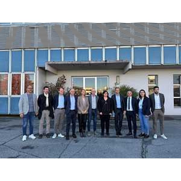 Foto di gruppo all'esterno dell'area dove sorgerà il Campus a Brugnera - Foto di gruppo all'esterno dell'area dove sorgerà il Campus a Brugnera