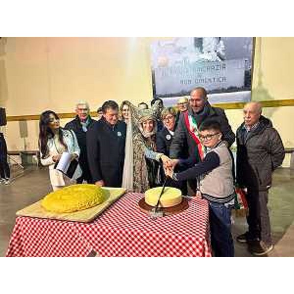 Il taglio della forma che dà inizio alla festa a Gemona - Il taglio della forma che dà inizio alla festa a Gemona