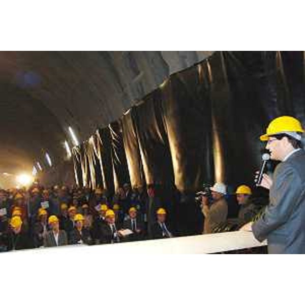 Lodovico Sonego (Assessore regionale alla pianificazione territoriale, energia, mobilità e infrastrutture di trasporto) alla cerimonia per la caduta dell'ultimo diaframma di roccia della Galleria 'Carso' (verso Venezia) sul tratto Cattinara-Padriciano della Grande Viabilità Triestina. (Trieste 12/10/06)