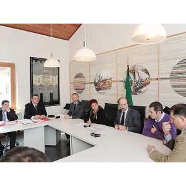 Riccardo Riccardi (Assessore regionale Mobilità, Energia e Infrastrutture di Trasporto) nel corso della riunione per la Cimpello-Sequals. (Maniago 25/03/09)