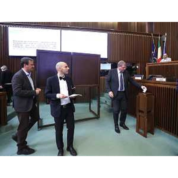 Da sinistra Massimiliano Pozzo (Pd) e Marko Pisani (Ssk) durante l'espressione del voto per il nuovo esperto del Comitato regionale per la cooperazione allo sviluppo. - Da sinistra Massimiliano Pozzo (Pd) e Marko Pisani (Ssk) durante l'espressione del voto per il nuovo esperto del Comitato regionale per la cooperazione allo sviluppo.