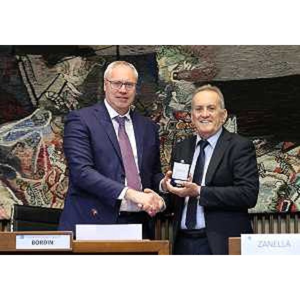 Il presidente Mauro Bordin consegna il sigillo del Cr a Fvg a Josè Zanella, corregionale in Brasile - Il presidente Mauro Bordin consegna il sigillo del Cr a Fvg a Josè Zanella, corregionale in Brasile