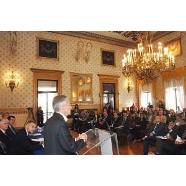 Riccardo Illy (Presidente Regione Friuli Venezia Giulia) ritratto durante l'intervento all'incontro di Padova, nello storico Caffè Pedrocchi, dedicato all'analisi dello 'Sviluppo economico e turismo in Italia'. (Padova 13/10/06)