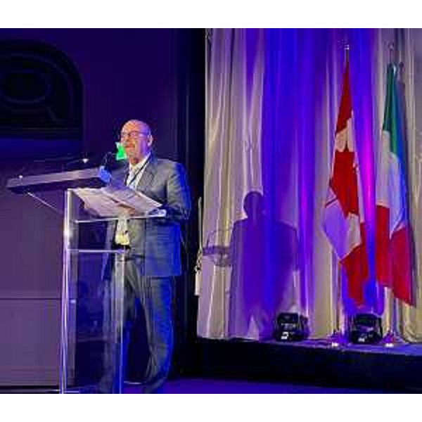 L'assessore regionale ai Sistemi informativi Sebastiano Callari sul palco della settima edizione del Forum Canada-Italia sull'Intelligenza artificiale, l'evento organizzato dalla Camera di commercio italiana a Montréal (Canada) - L'assessore regionale ai Sistemi informativi Sebastiano Callari sul palco della settima edizione del Forum Canada-Italia sull'Intelligenza artificiale, l'evento organizzato dalla Camera di commercio italiana a Montréal (Canada)