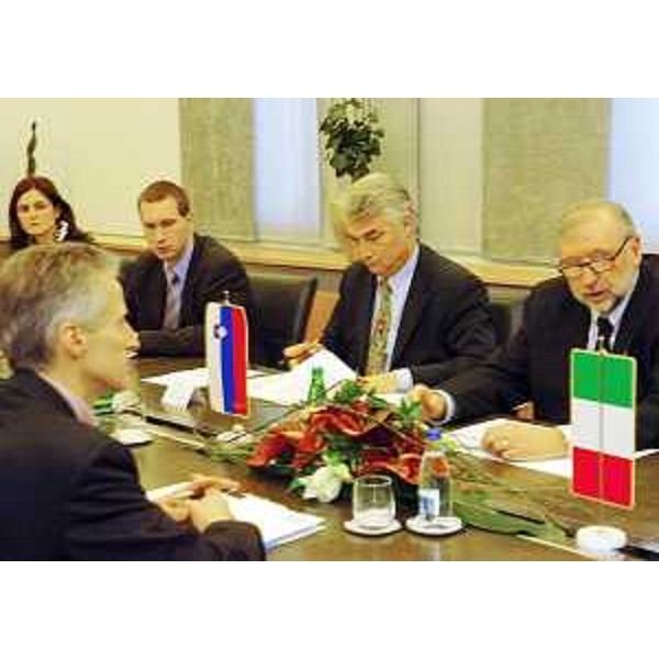 Riccardo Illy (Presidente FVG) e Dimitrij Rupel (Ministro esteri Slovenia) nel corso dell'incontro a Lubiana. (Lubiana 17/01/05)