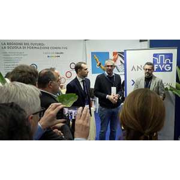 L'assessore regionale Pierpaolo Roberti inaugura lo stand del Friuli Venezia Giulia all'Assemblea nazionale Anci di Bologna - L'assessore regionale Pierpaolo Roberti inaugura lo stand del Friuli Venezia Giulia all'Assemblea nazionale Anci di Bologna