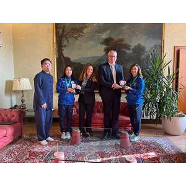 Il presidente del Cr Fvg, Mauro Bordin, e la consigliera regionale Orsola Costanza (FdI) consegnano il sigillo del Cr alle vicecampionesse mondiali di Wushu Alessia Tartufoli (prima da dx) e Chu Yi Jasmine Zhu. In foto anche il maestro Liu Yuwei (primo da sx) - Il presidente del Cr Fvg, Mauro Bordin, e la consigliera regionale Orsola Costanza (FdI) consegnano il sigillo del Cr alle vicecampionesse mondiali di Wushu Alessia Tartufoli (prima da dx) e Chu Yi Jasmine Zhu. In foto anche il maestro Liu Yuwei (primo da sx)