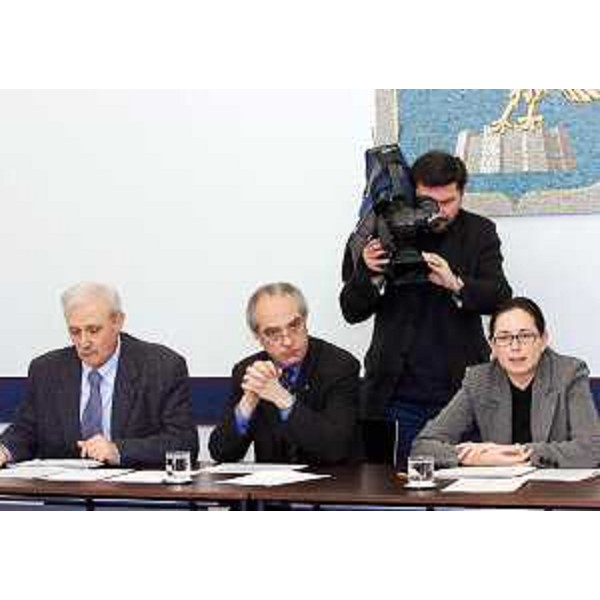Pecol Cominotto (Assessore regionale Organizzazione e Personale) e Del Piero (Assessore regionale Finanze) in conferenza stampa al termine della riunione della Giunta regionale. (Trieste 14/01/05)