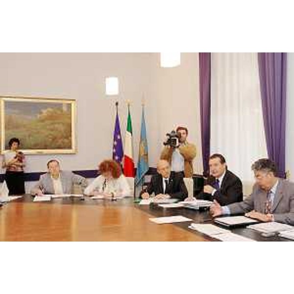 Conferenza stampa al termine della riunione della Giunta regionale. (Trieste 13/05/05)