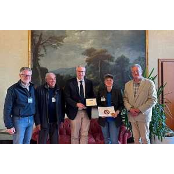 Il presidente del Cr Fvg, Mauro Bordin, consegna alla Società nautica Pullino una targa di ringraziamento per l'attività centenaria della società - Il presidente del Cr Fvg, Mauro Bordin, consegna alla Società nautica Pullino una targa di ringraziamento per l'attività centenaria della società