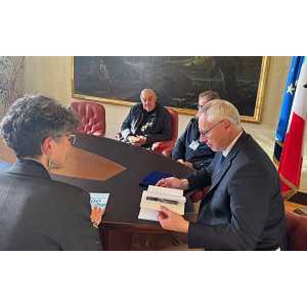 Il presidente del Cr Fvg, Mauro Bordin, riceve dalla Società nautica Pullino la medaglia e il libro del centenario. - Il presidente del Cr Fvg, Mauro Bordin, riceve dalla Società nautica Pullino la medaglia e il libro del centenario. 