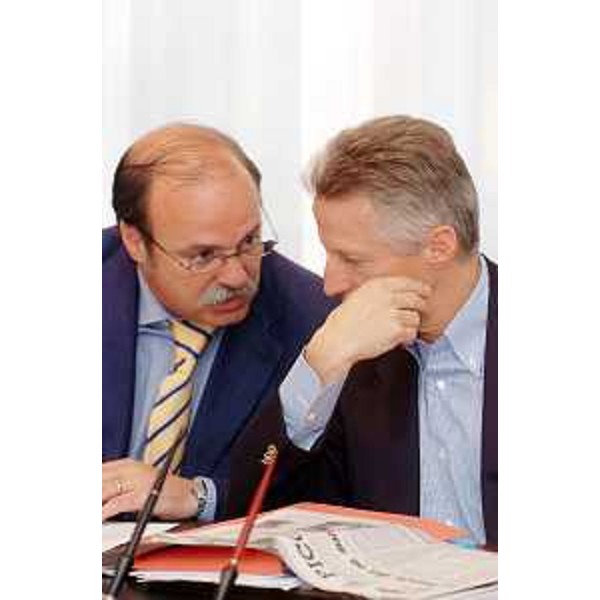 Moretton (Vicepresidente FVG e Assessore regionale Ambiente e LLPP) e Illy (Presidente FVG) nel corso della riunione della Giunta regionale a Trieste. (Trieste 30/05/05)