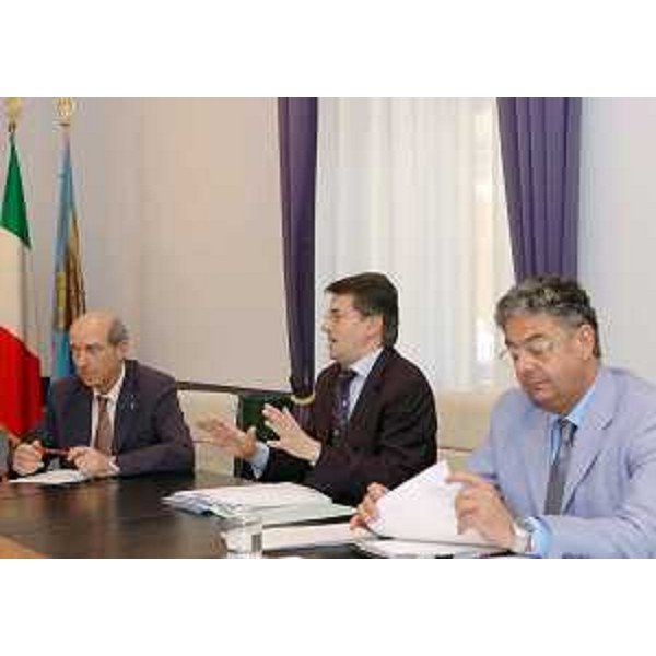 Baggi (Direttore ARC), Beltrame (Assessore regionale Salute) e Antonaz (Assessore regionale Istruzione e Cultura) nel corso della riunione della Giunta regionale a Trieste. (Trieste 30/05/05)