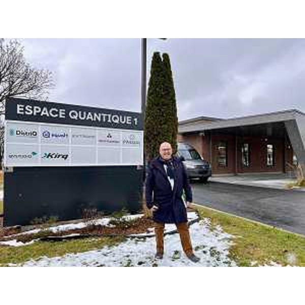 L'assessore ai Sistemi informativi Sebastiano Callari davanti al DistriQ - Zone d'innovation quantique di Sherbrooke in Canada - L'assessore ai Sistemi informativi Sebastiano Callari davanti al DistriQ - Zone d'innovation quantique di Sherbrooke in Canada