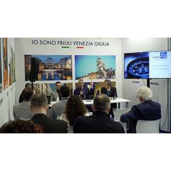 L'assessore regionale alle Autonomie locali Pierpaolo Roberti al microfono del panel conclusivo ospitato dallo stand del Fvg all'Assemblea Anci di Bologna - L'assessore regionale alle Autonomie locali Pierpaolo Roberti al microfono del panel conclusivo ospitato dallo stand del Fvg all'Assemblea Anci di Bologna