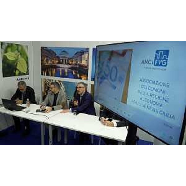 L'assessore regionale alle Autonomie locali Pierpaolo Roberti al microfono del panel conclusivo ospitato dallo stand del Fvg all'Assemblea Anci di Bologna - L'assessore regionale alle Autonomie locali Pierpaolo Roberti al microfono del panel conclusivo ospitato dallo stand del Fvg all'Assemblea Anci di Bologna