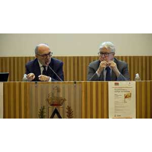 L'assessore Riccardi durante il suo intervento. Al suo fianco il sindaco di Udine Alberto Felice De Toni - L'assessore Riccardi durante il suo intervento. Al suo fianco il sindaco di Udine Alberto Felice De Toni