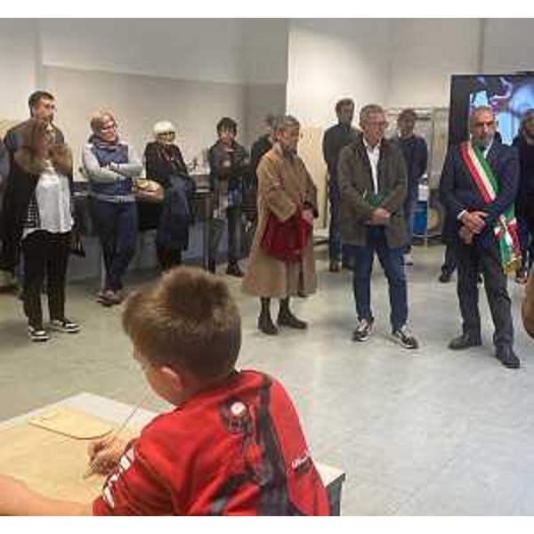 L'inaugurazione del "Territorial Lab" di ceramica, ospitato nella Scuola secondaria di primo grado di Ovaro - L'inaugurazione del "Territorial Lab" di ceramica, ospitato nella Scuola secondaria di primo grado di Ovaro