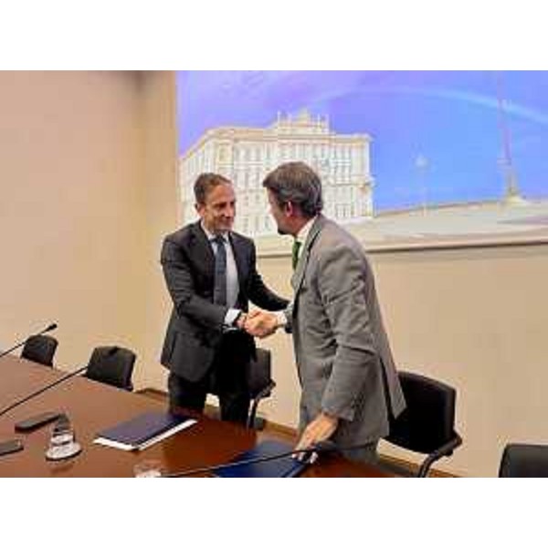 Stretta di mano finale fra il governatore Fedriga e il presidente Mezzaroma. - Stretta di mano finale fra il governatore Fedriga e il presidente Mezzaroma.