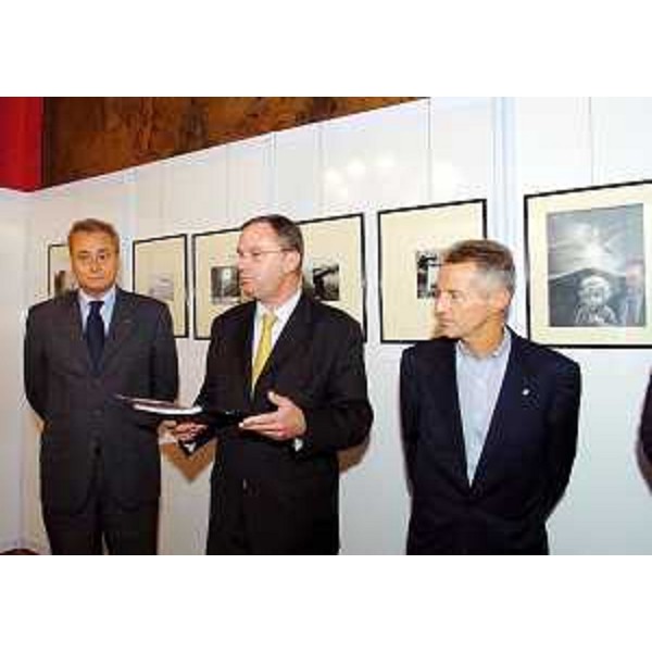 Antonione, Tesini (Presidente Consiglio regionale) e Illy (Presidente FVG) all'inaugurazione della mostra fotografica "Qui Europa", allestita da Consiglio e Giunta regionale del Friuli Venezia Giulia nella sede di rappresentanza del FVG a Roma. (Roma 09/11/04)