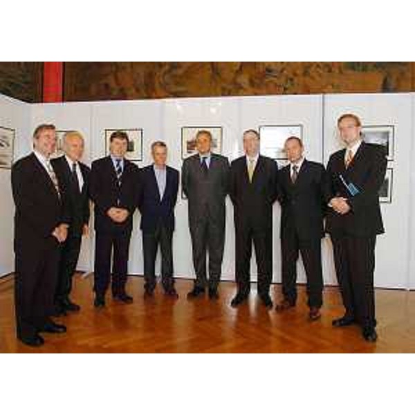 Antonione, Tesini (Presidente Consiglio regionale) e Illy (Presidente FVG) e ambasciatori all'inaugurazione della mostra fotografica "Qui Europa", allestita da Consiglio e Giunta regionale del Friuli Venezia Giulia nella sede di rappresentanza del FVG a Roma. (Roma 09/11/04)