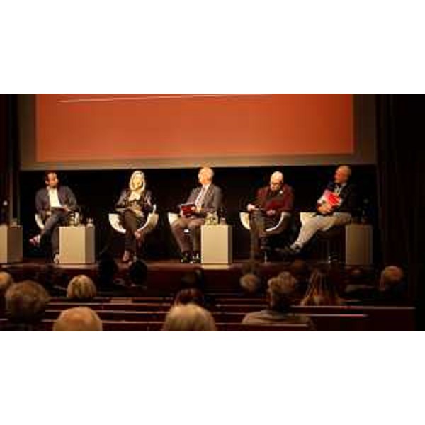 L'assessore Amirante sul palco del Teatro Verdi di Pordenone per la presentazione del Montagna Teatro Festival - L'assessore Amirante sul palco del Teatro Verdi di Pordenone per la presentazione del Montagna Teatro Festival