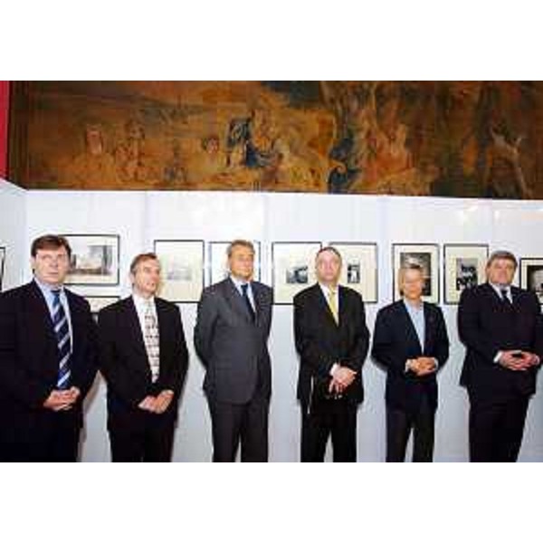 Antonione, Tesini (Presidente Consiglio regionale) e Illy (Presidente FVG) all'inaugurazione della mostra fotografica "Qui Europa", allestita da Consiglio e Giunta regionale del Friuli Venezia Giulia nella sede di rappresentanza del FVG a Roma. (Roma 09/11/04)
