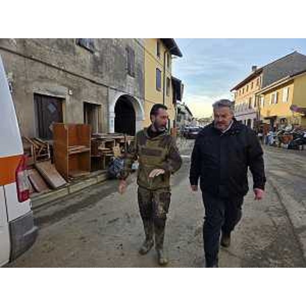 A destra il consigliere Deigo Bernardis (Fp) durante il sopralluogo nelle aree colpite dal maltempo. - A destra il consigliere Deigo Bernardis (Fp) durante il sopralluogo nelle aree colpite dal maltempo.