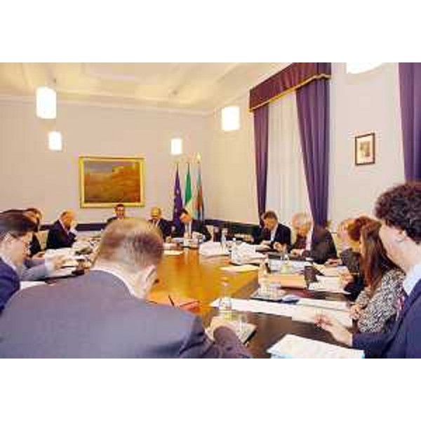 La Giunta regionale presieduta da Illy riunita a Trieste. (Trieste 13/12/04)