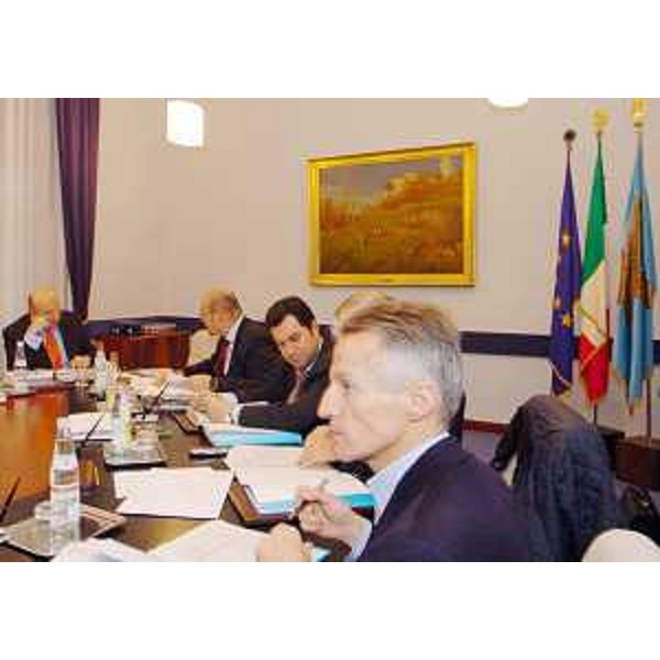 La Giunta regionale presieduta da Illy riunita a Trieste. (Trieste 13/12/04)