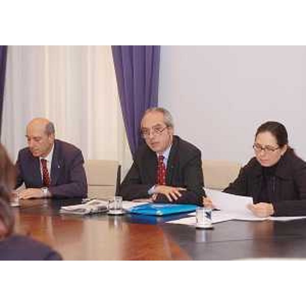 Baggi (Direttore ARC), Pecol Cominotto (Assessore regionale Organizzazione e Personale) e Del Piero (Assessore regionale Finanze) in conferenza stampa al termine della riunione della Giunta a Trieste. (Trieste 13/12/04)