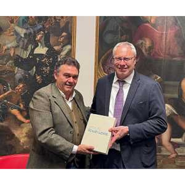 Il presidente del Cr Fvg, Mauro Bordin, con Agostino Maio, presidente della Fondazione Renati - Il presidente del Cr Fvg, Mauro Bordin, con Agostino Maio, presidente della Fondazione Renati