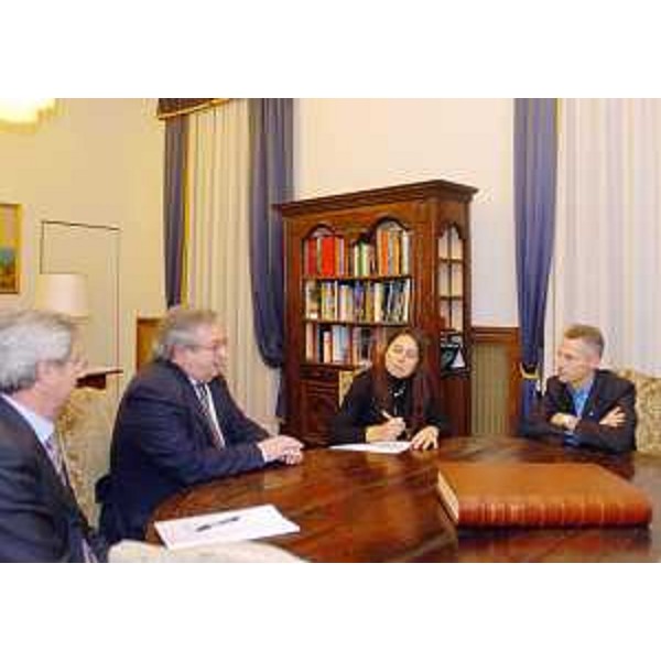Illy (Presidente FVG) e Del Piero (Assessore regionale Finanze) incontrano Del Negro (Presidente Federazione regionale Banche di Credito cooperativo) nella sede della Giunta regionale a Trieste. (Trieste 09/12/04)