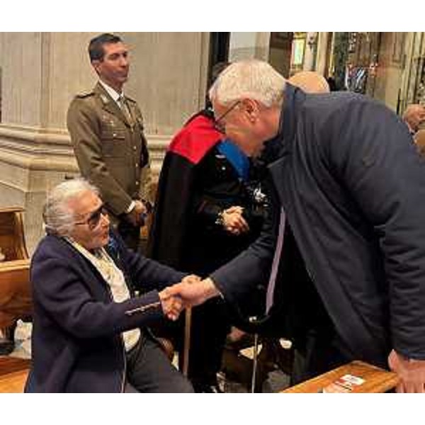 Il presidente del Cr Fvg, Mauro Bordin, saluta Paola Del Din, medaglia d'oro al valor militare, presente alla cerimona della Virgo Fidelis a Udine - Il presidente del Cr Fvg, Mauro Bordin, saluta Paola Del Din, medaglia d'oro al valor militare, presente alla cerimona della Virgo Fidelis a Udine 
